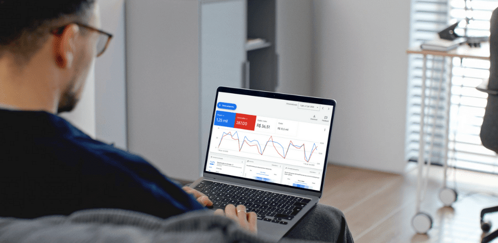 foto de homem operando o Google Ads mostrando como anunciar na intenet