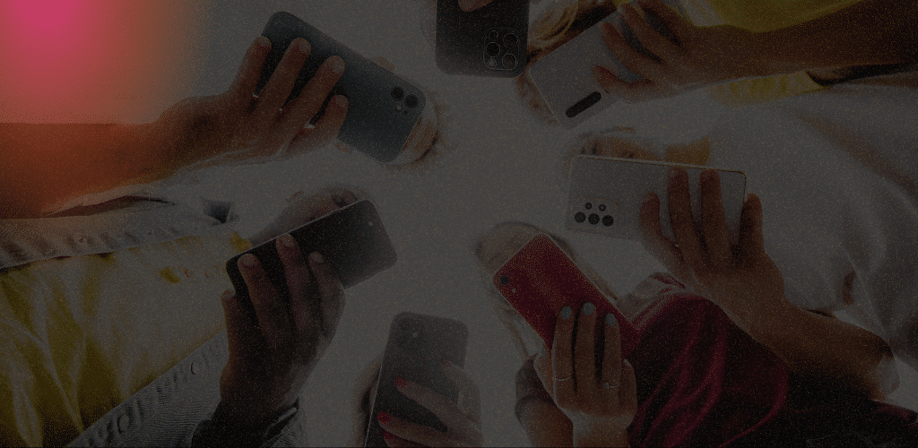 Imagens Blog Gokit (1) foto de mãos usando celular simbolizando retenção de clientes e fidelização