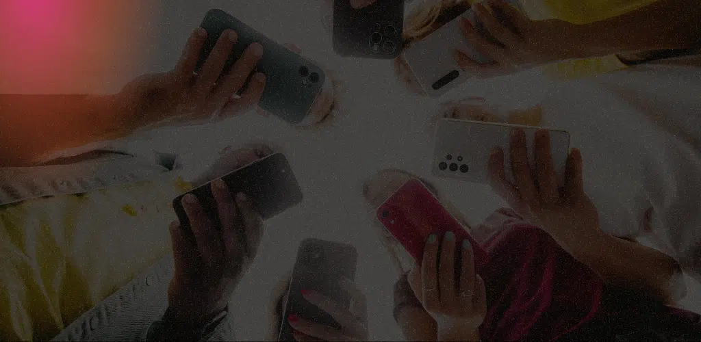 foto de mãos usando celular simbolizando retenção de clientes e fidelização