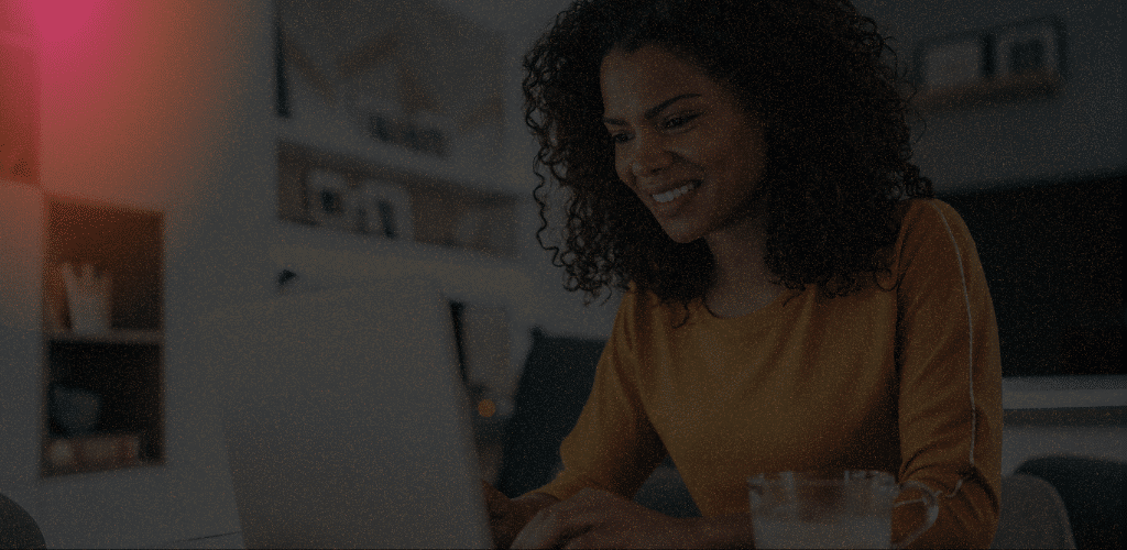 foto de mulher usando computador enviando email marketing para retenção de clientes