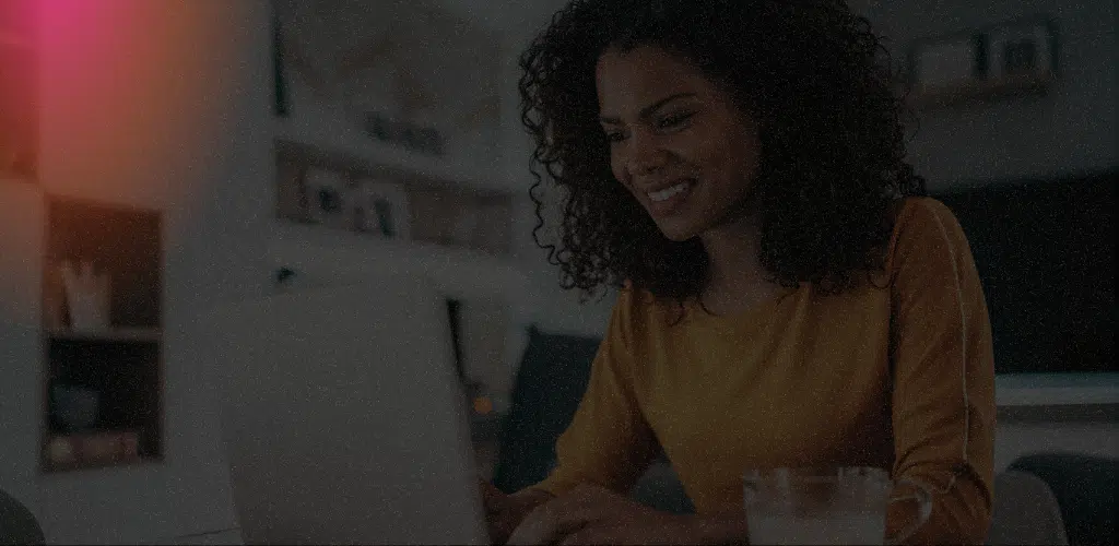 foto de mulher usando computador enviando email marketing para retenção de clientes