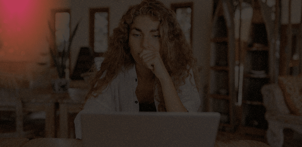 foto de mulher usando o computador acessando site via tráfego orgânico