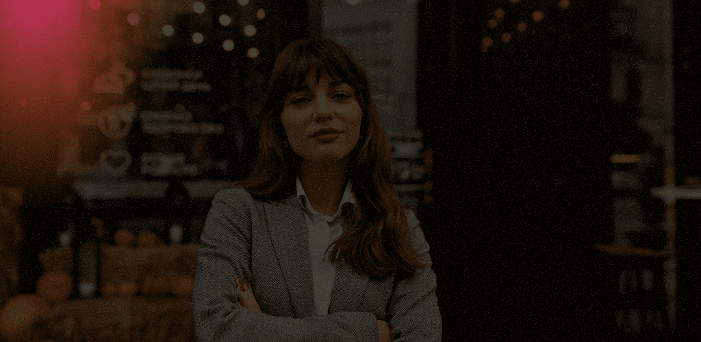 empresária em frente ao seu negócio pensando como a IA pesquisa e encontra sua empresa